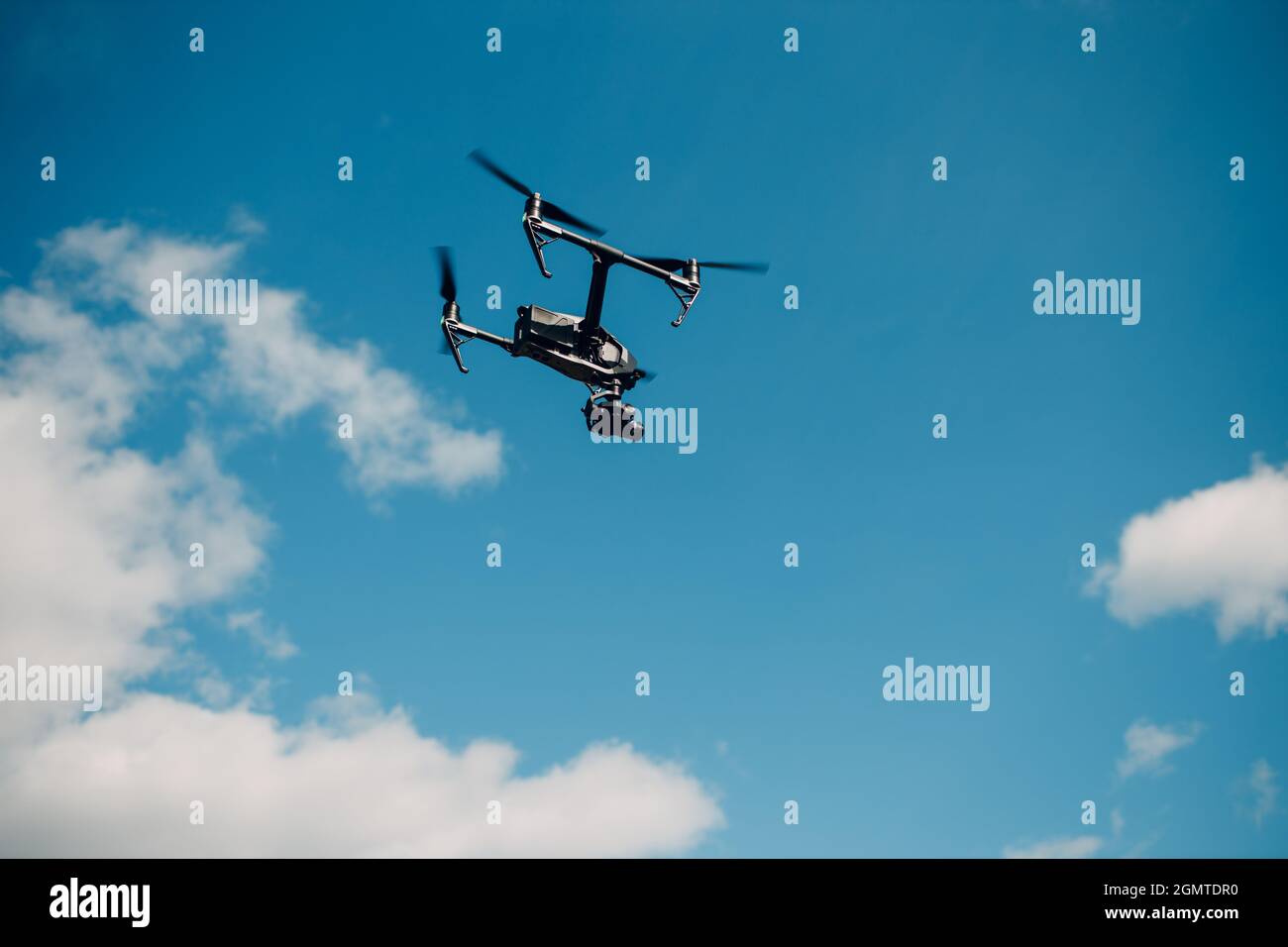 New York, USA - 18. SEPTEMBER 2021: DJI Inspire 2 Quadcopter Drohne gegen Blue Sky Flug und Dreharbeiten Stockfoto