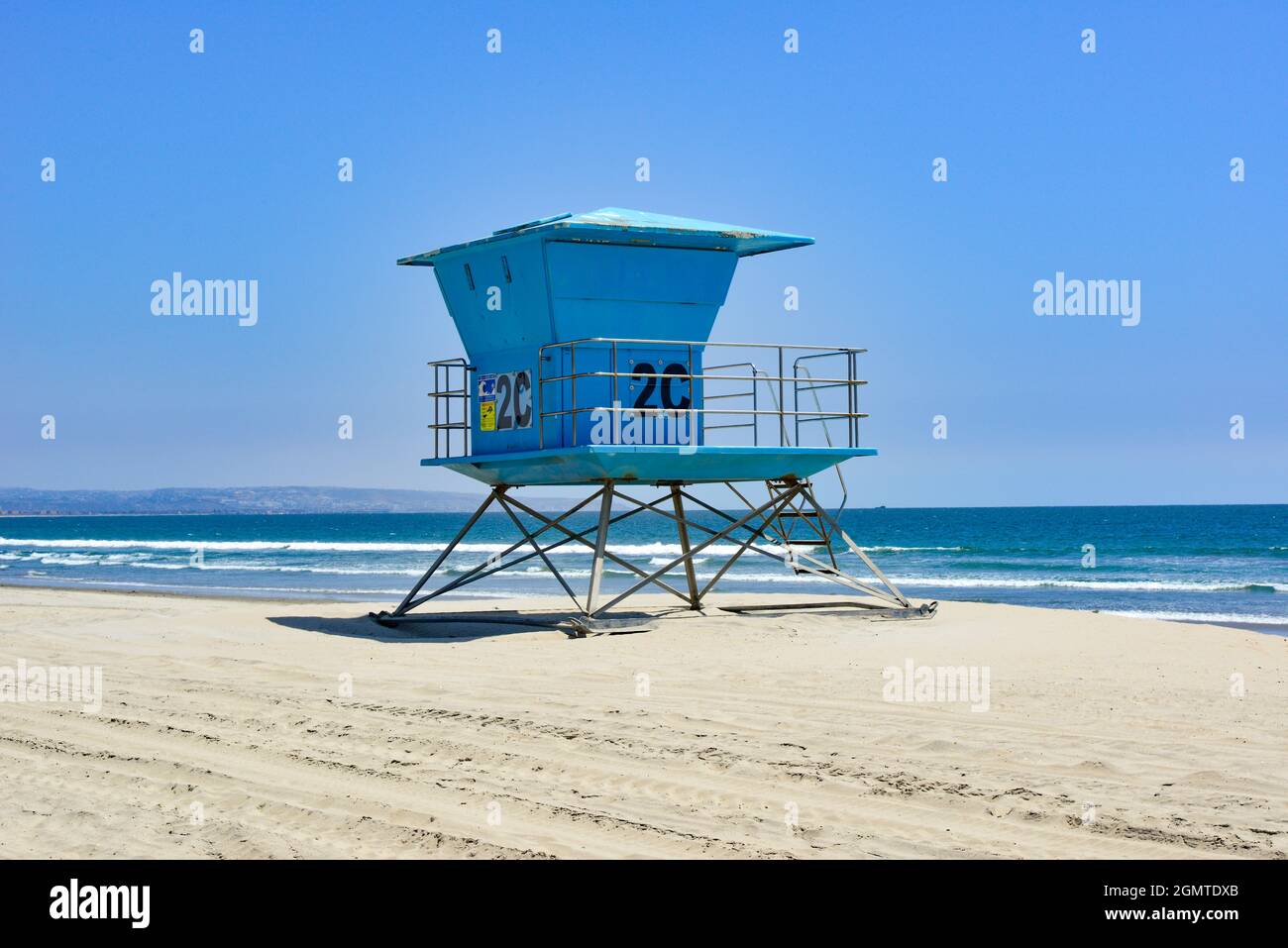 Der legendäre südkalifornische Rettungsschwimmer-Turm steht in Blau am weißen Sandstrand Coronado Beach, San Diego, CA, USA Stockfoto