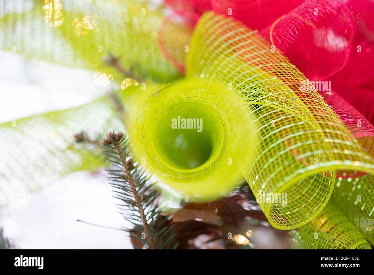 Abstrakter Feiertagshintergrund aus grünem und rotem Band mit sehr flachem Fokus. Stockfoto