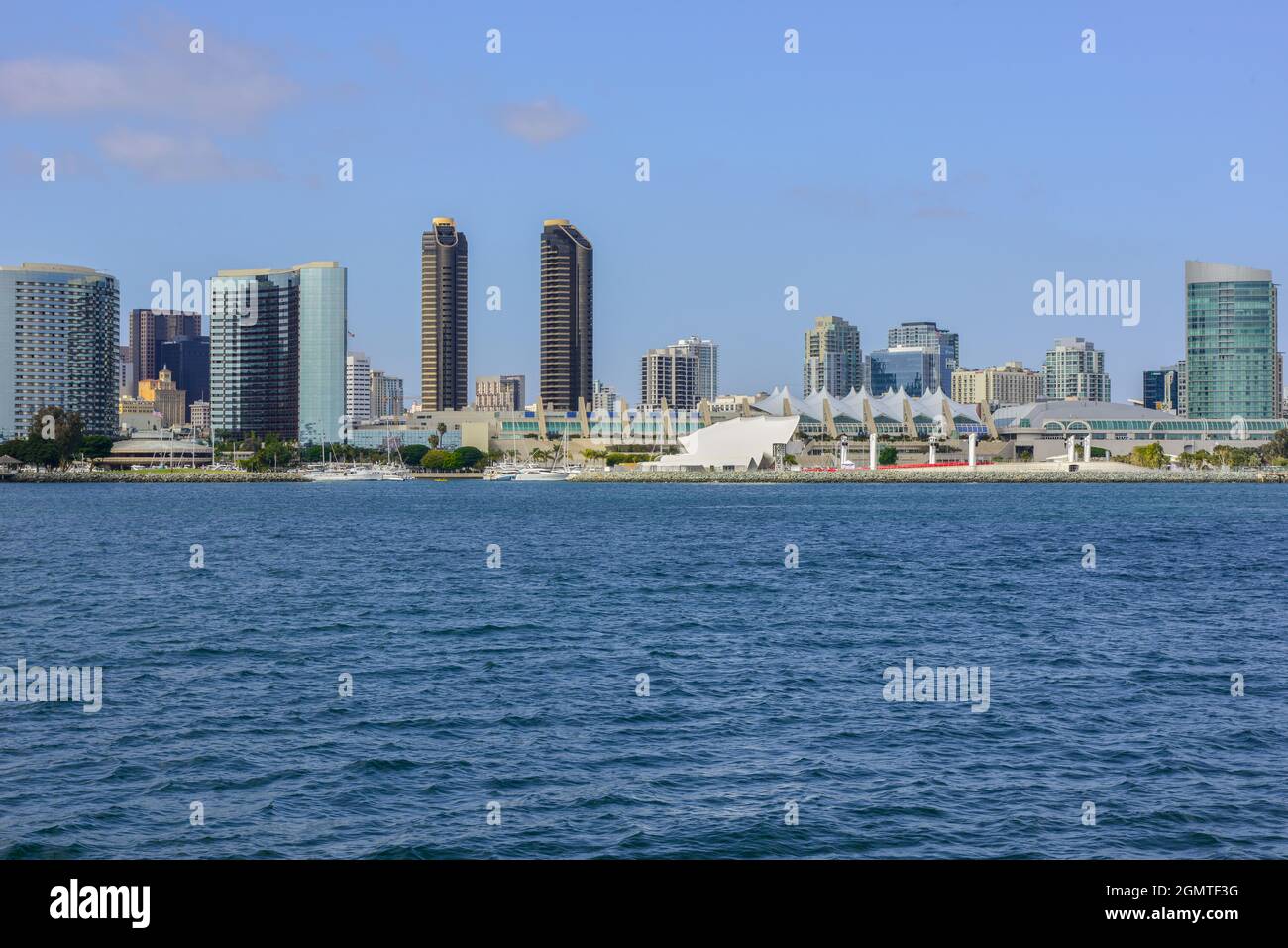 Panoramablick über die Skyline der Hotels, das Convention Center, die Harbour Apartments und das Amphitheater „Rady Shell“ Stockfoto