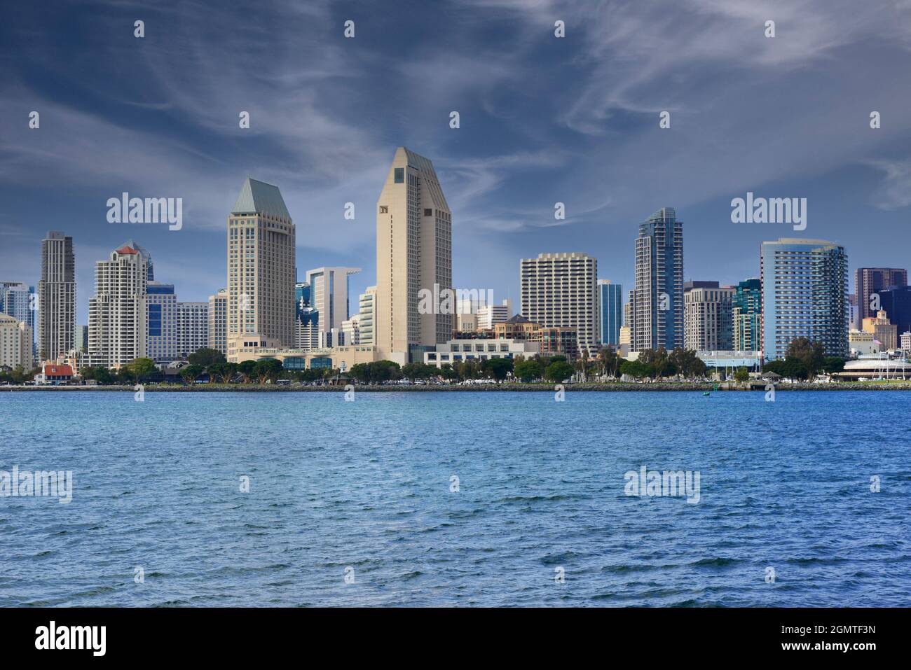 Blick über die Bucht der atemberaubenden Skyline von San Diego mit Hotels, Eigentumswohnungen und Attraktionen im Marina District in San Diego, CA Stockfoto