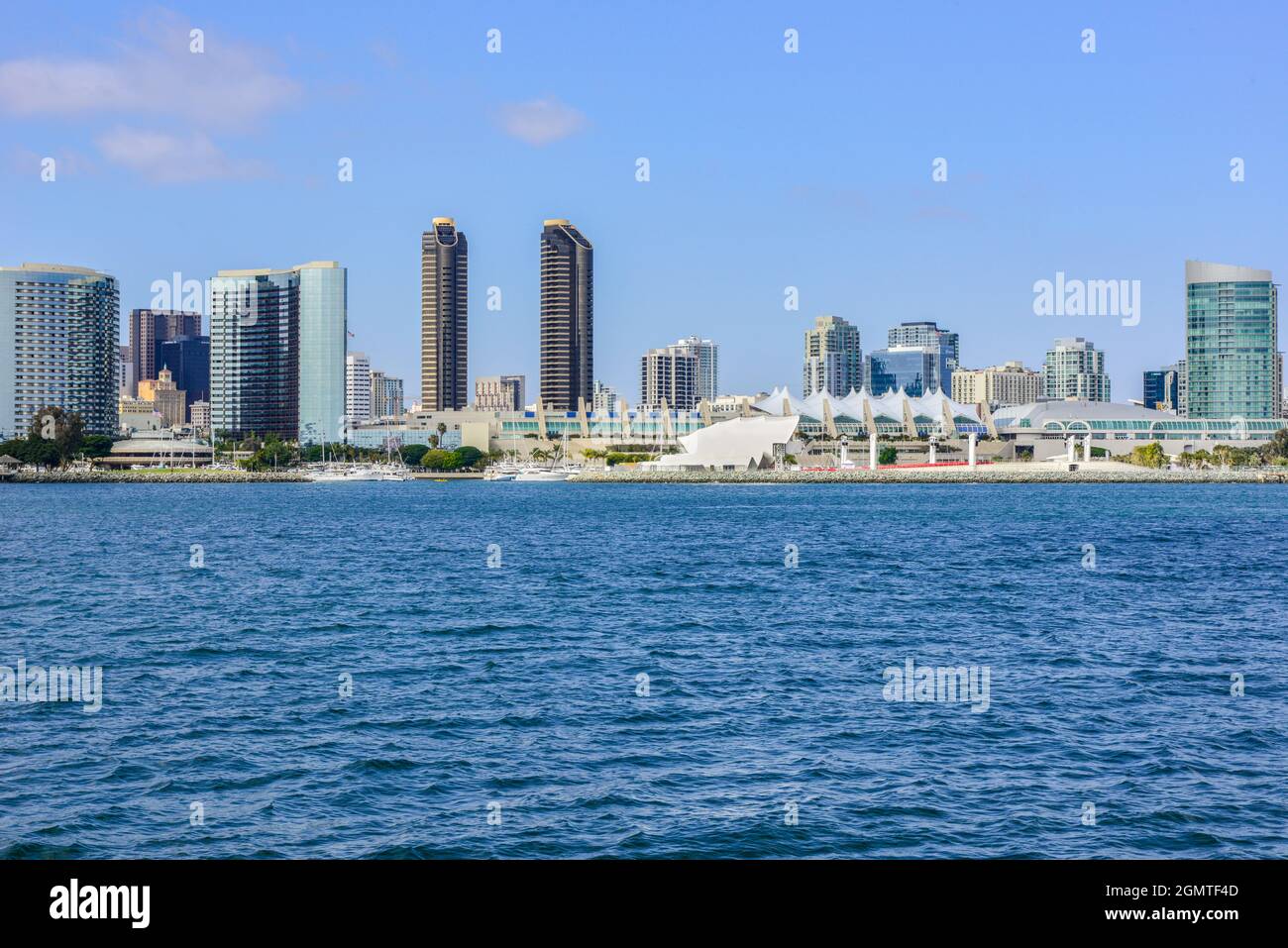 Panoramablick über die Skyline der Hotels, das Convention Center, die Harbour Apartments und das Amphitheater „Rady Shell“ Stockfoto