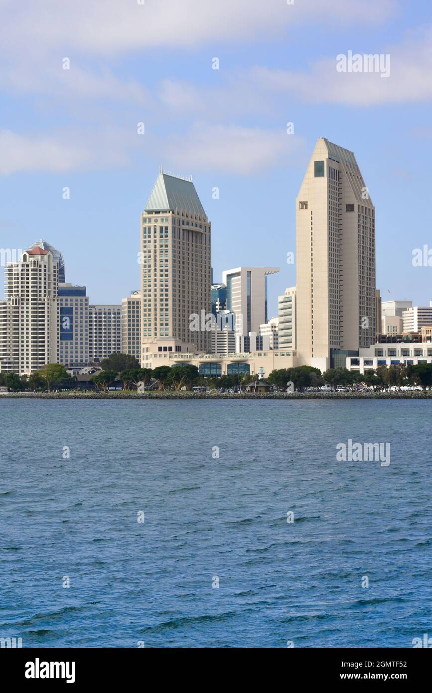 Blick über die Bucht des Manchester Grand Hyatt Hotels und das beeindruckende Stadtbild mit Attraktionen im Embarcadero Marina District in San Diego, CA Stockfoto