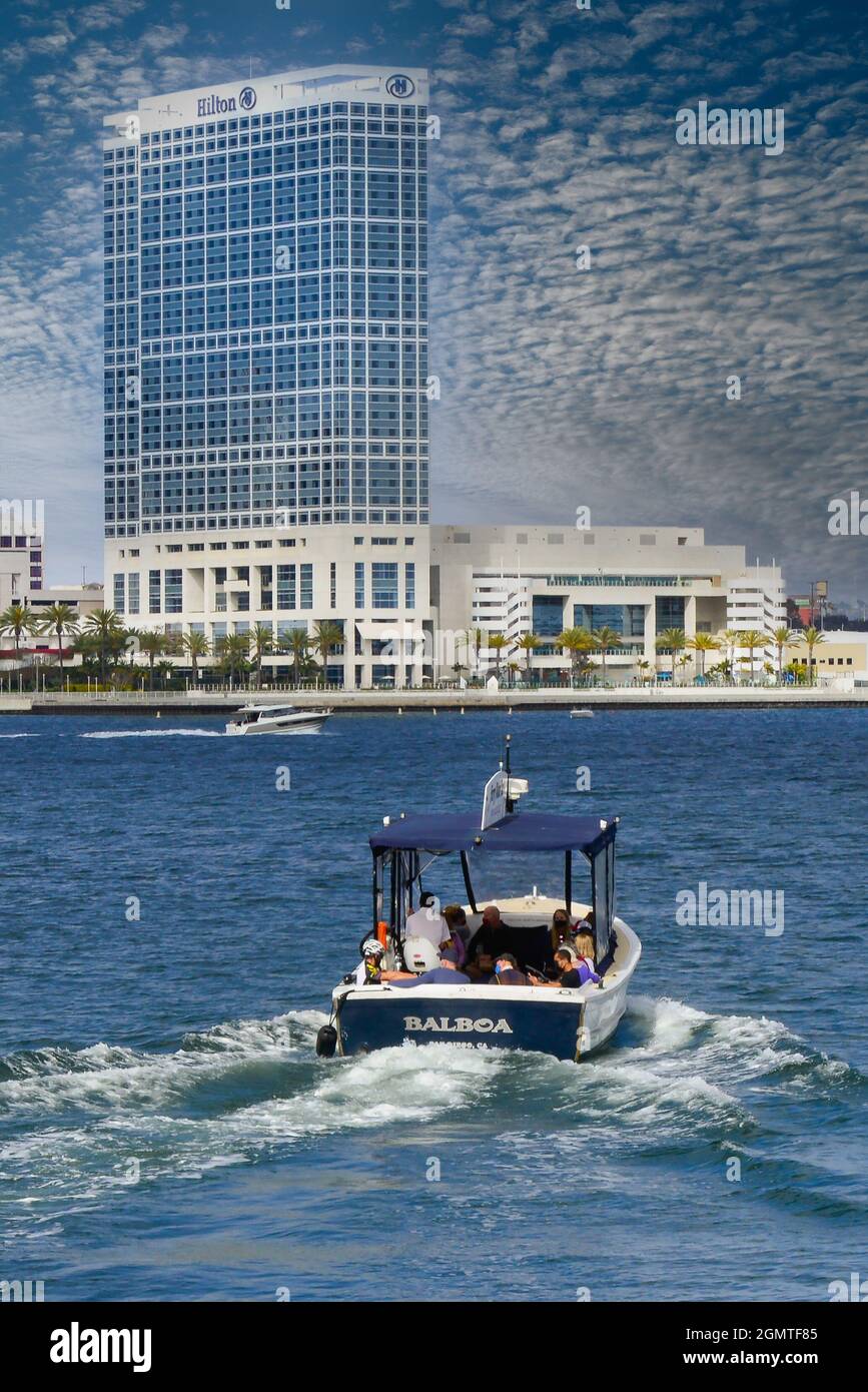 Rückansicht des Wassertaxis mit Passagieren, die über die Bucht von San Diego in Richtung Hilton San Diego Bayfront Hotel in San Diego, CA, rasten Stockfoto