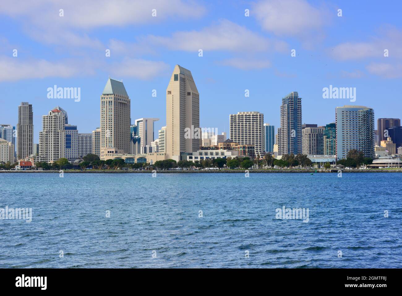 Panoramablick über die Bucht der atemberaubenden Skyline von San Diego mit Hotels, Ferienwohnungen und Attraktionen im Marina District in San Diego, CA Stockfoto