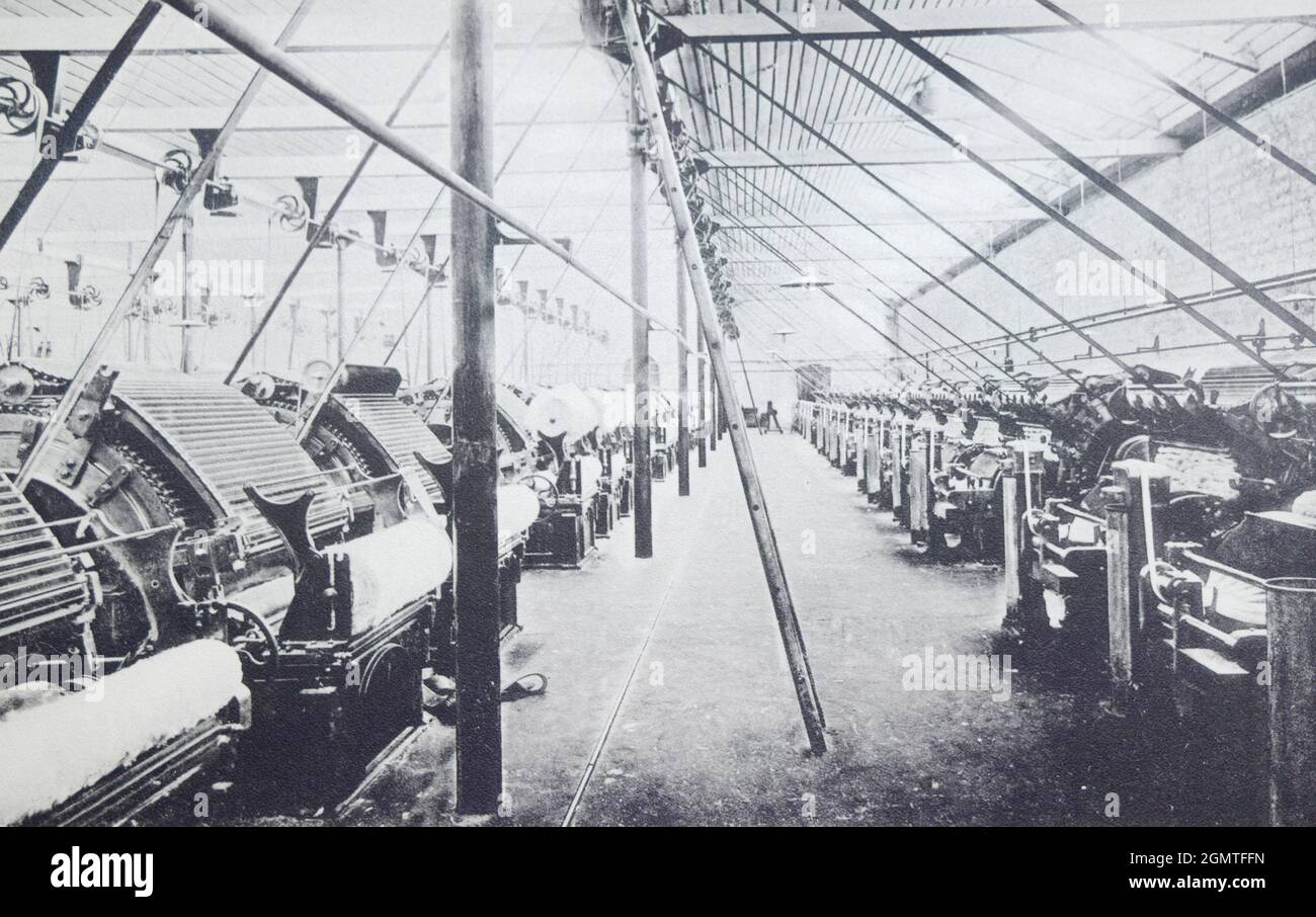 Kämmabteilung in einer Faserverarbeitungsfabrik in Transkaukasien im Jahr 1902. Stockfoto