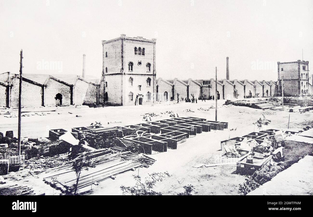 Das Hauptgebäude der Faserverarbeitungsfabrik in Transkaukasien im Jahr 1902. Stockfoto