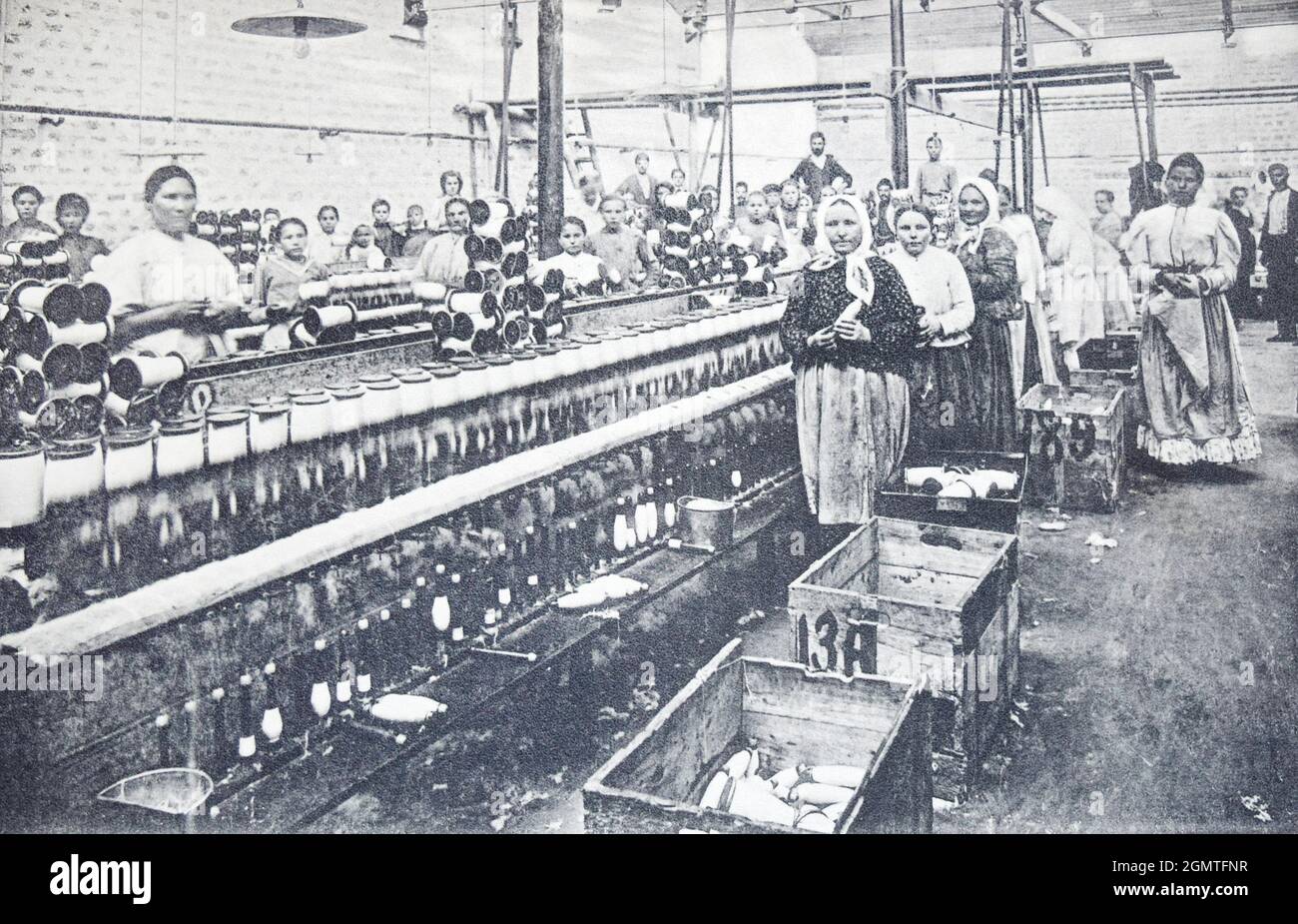 Abwicklungsabteilung in einer Faserverarbeitungsfabrik in Transkaukasien im Jahr 1902. Stockfoto