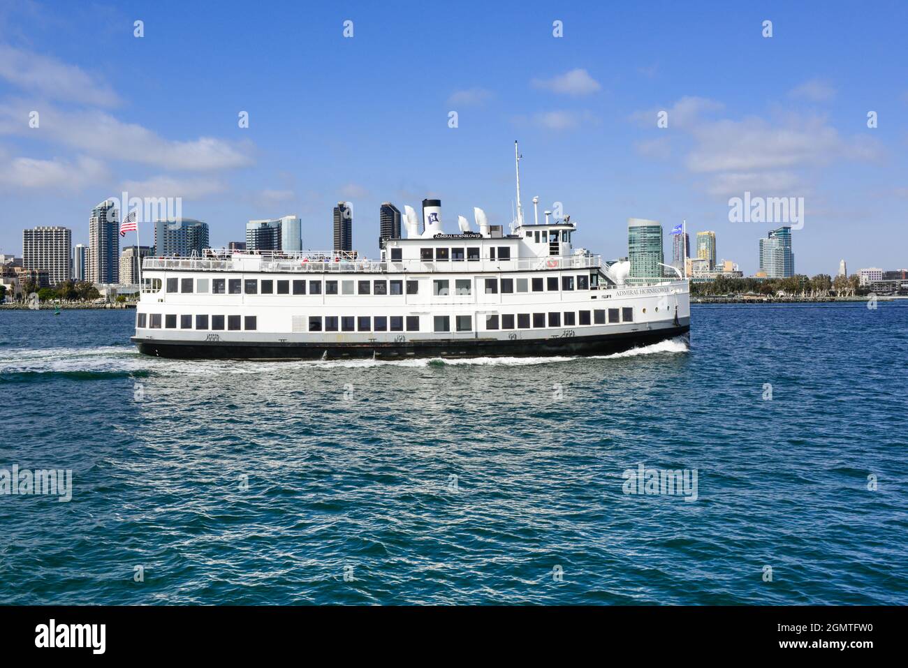 Das mehrdeckige Admiral Hornblower-Schiff, das für Besichtigungstouren in der San Diego Bay und Kreuzfahrten mit besonderen Veranstaltungen durch die Skyline von San Diego, CA, genutzt wird Stockfoto