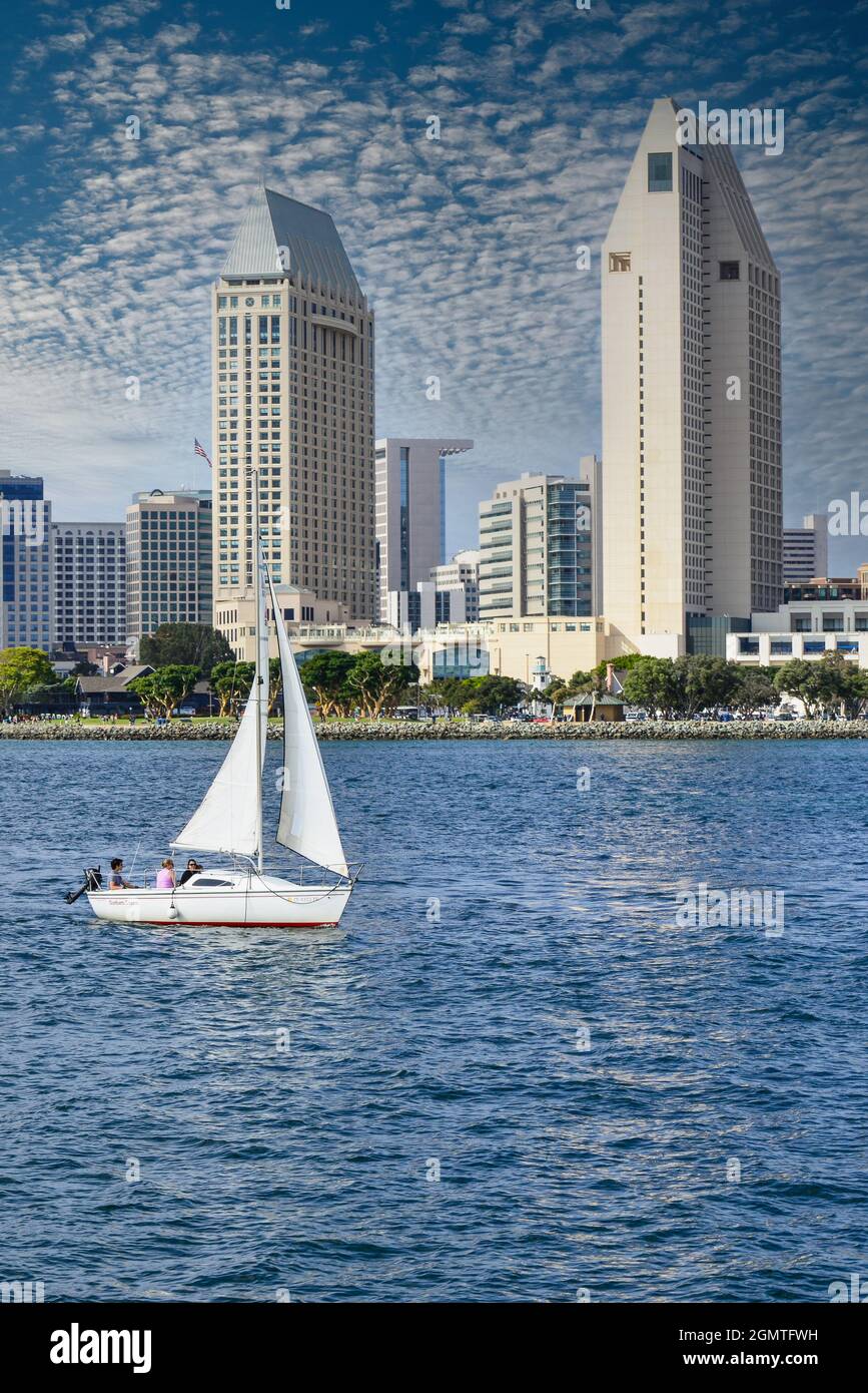 Ein Segelboot segelt im Hafen von San Diego gemächlich am Manchester Grand Hyatt Bayside Hotel vorbei, das Teil des atemberaubenden Stadtbildes von San Diego, CA ist Stockfoto