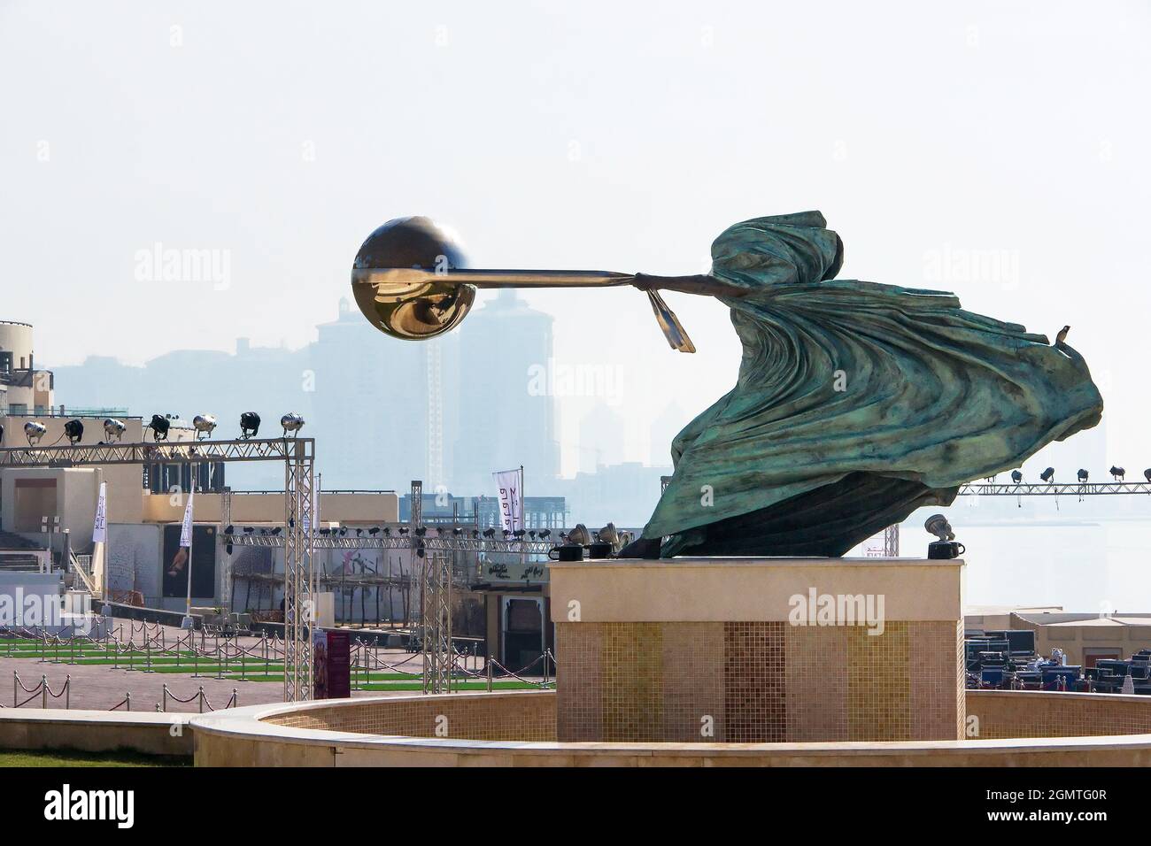 Force of Nature II von Lorenzo Quinn Denkmal in Katara Kulturdorf in Doha, Katar - 18. märz 2016 Stockfoto