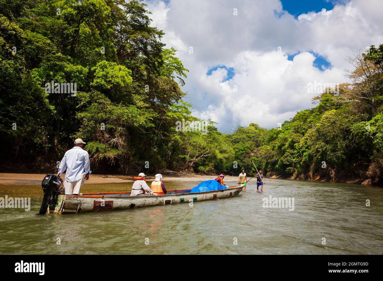 Ein Kanu mit Entdecker fährt nach Rio Pequeni, Chagres Nationalpark, Republik Panama, Mittelamerika. Stockfoto