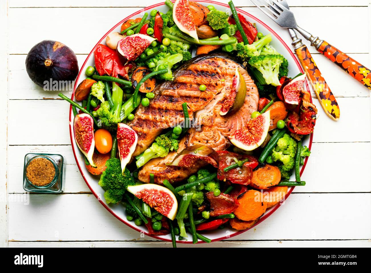 Gebratenes Lachssteak mit Feigen.gebackene Forelle mit Gemüse Stockfoto