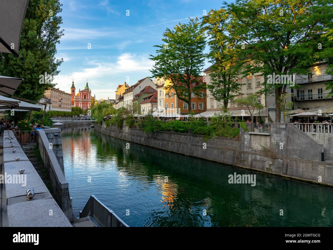 Ljubljana Stadtzentrum Tromostovje Brücke auf Ljubljanica Fluss in Slowenien Ljubjana mit Cerkev Marijinega oznanjenja Kirche mit Flussufer Stockfoto