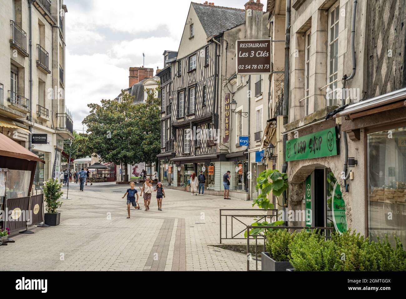 Fussgängerzone in der historischen Altstadt von Blois, Frankreich | Fußgängerzone im historischen Stadtzentrum, Blois, Loire-Tal, Frankreich Stockfoto
