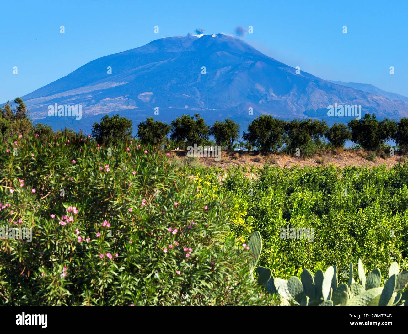 Ätna, Sizilien, Italien - 26. September 2019; keine Menschen in Schuss. Der majestätische Ätna dominiert die nordöstliche Landschaft Siziliens, zwischen M Stockfoto