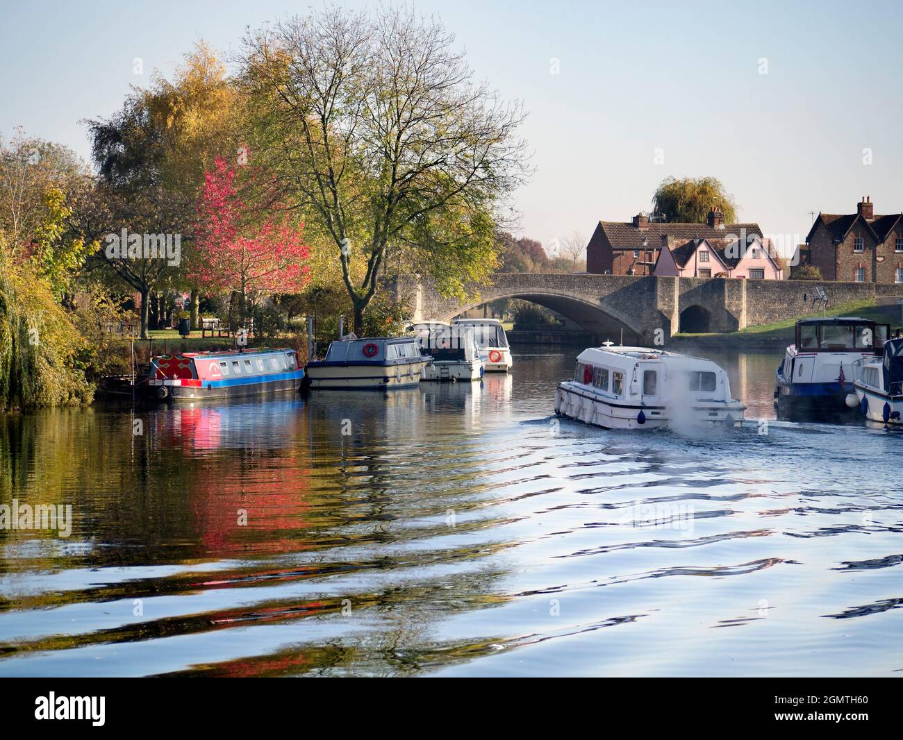 Abingdon, England - 19. Dezember 2018 Abingdon behauptet, die älteste Stadt in England zu sein. Dies ist seine berühmte mittelalterliche Steinbrücke, auf einem nebligen Herbst Stockfoto