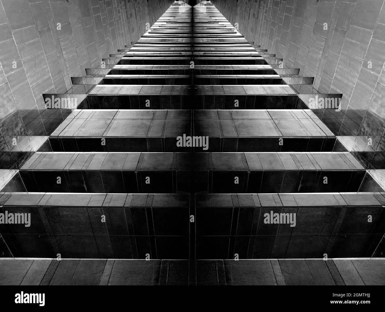 Grafschaft Antrim, Nordirland, Vereinigtes Königreich - 9. Juni 2017 Dies begann als Bild einer geometrischen Wand aus großen schwarzen Steinen in Ulster. Aber Th Stockfoto