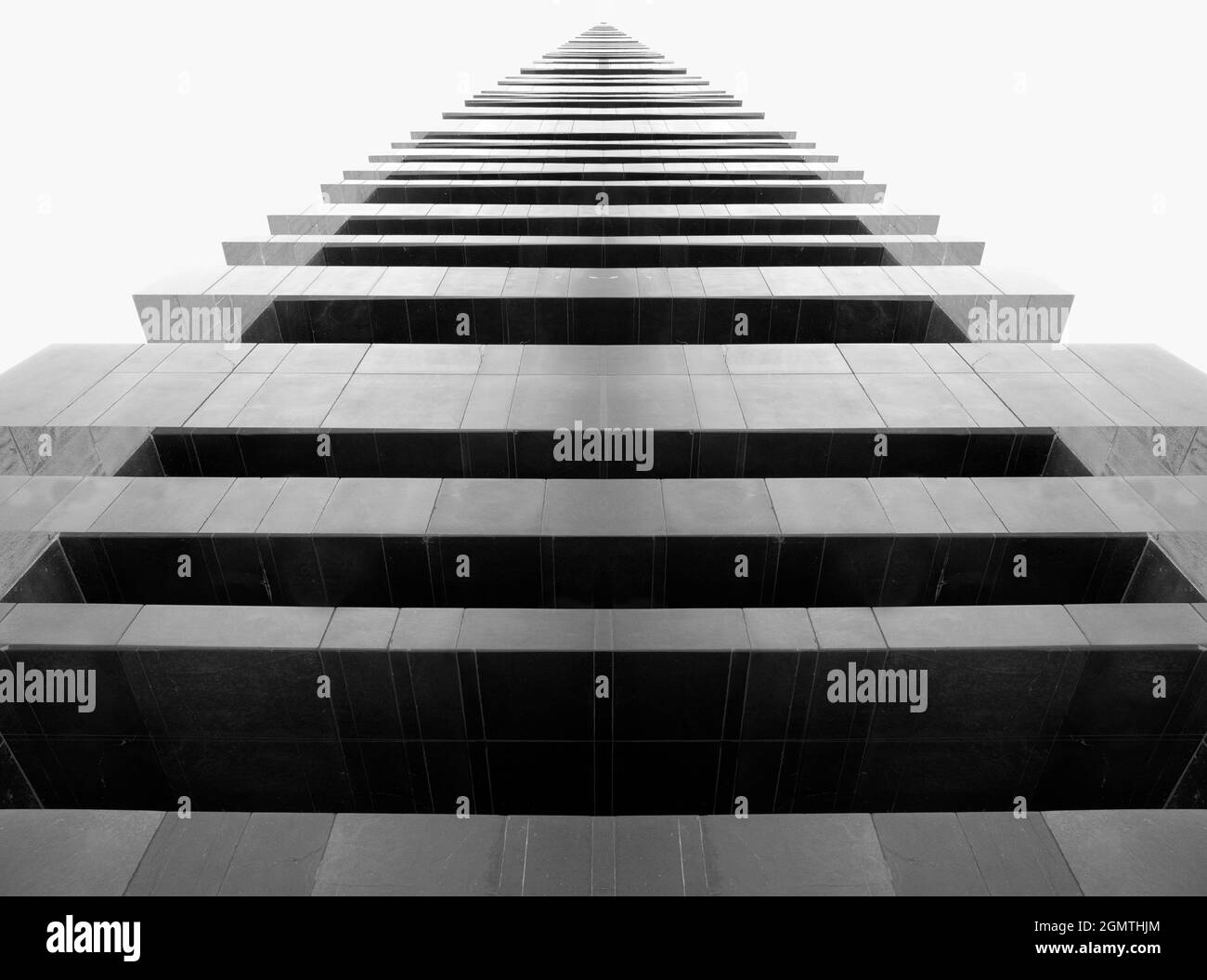 Grafschaft Antrim, Nordirland, Vereinigtes Königreich - 9. Juni 2017 Dies begann als Bild einer geometrischen Wand aus großen schwarzen Steinen in Ulster. Aber Th Stockfoto