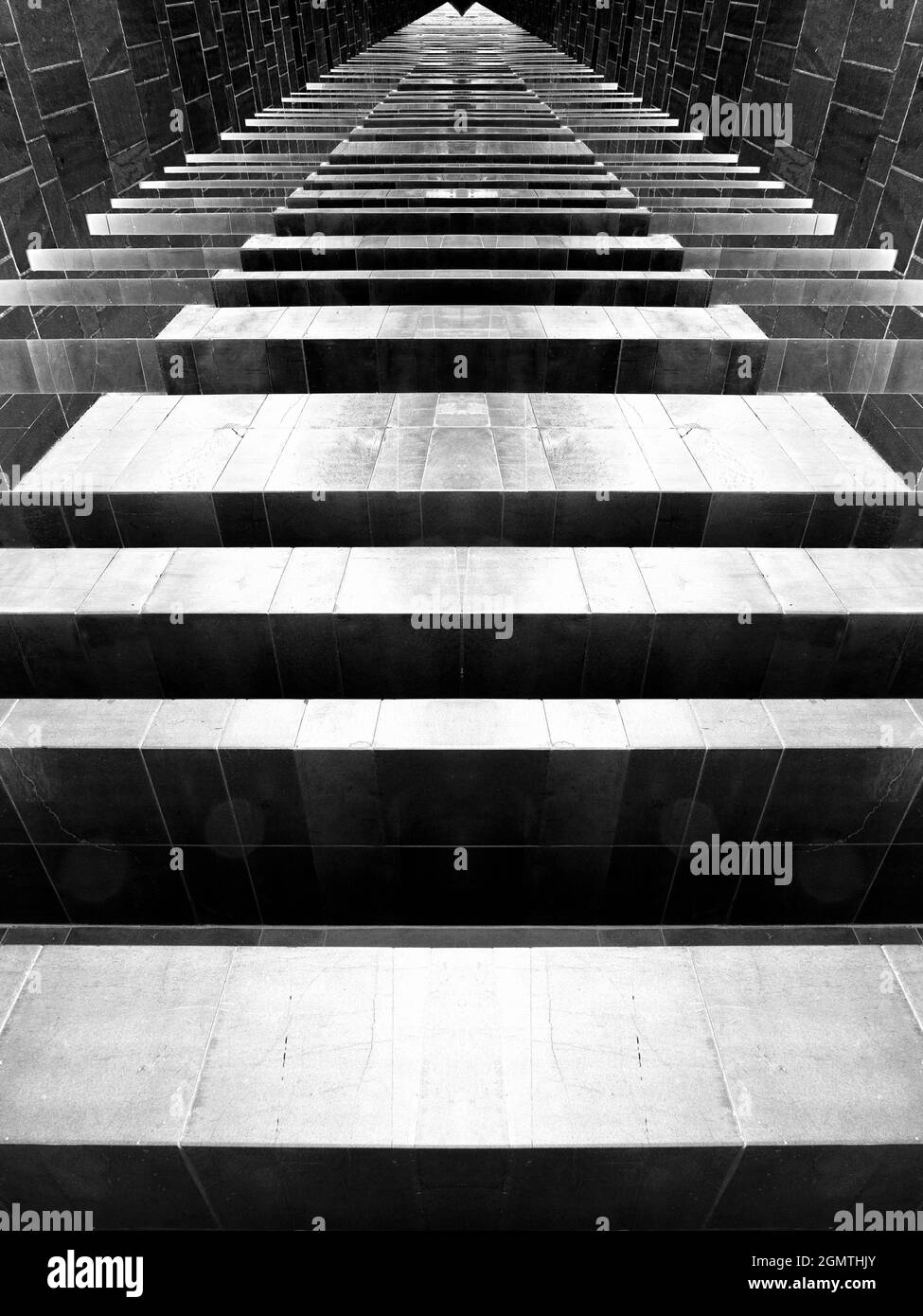 Grafschaft Antrim, Nordirland, Vereinigtes Königreich - 9. Juni 2017 Dies begann als Bild einer geometrischen Wand aus großen schwarzen Steinen in Ulster. Aber Th Stockfoto