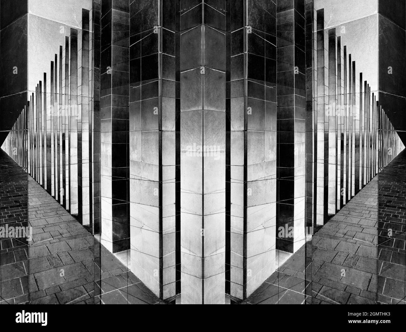 Grafschaft Antrim, Nordirland, Vereinigtes Königreich - 9. Juni 2017 Dies begann als Bild einer geometrischen Wand aus großen schwarzen Steinen in Ulster. Aber Th Stockfoto