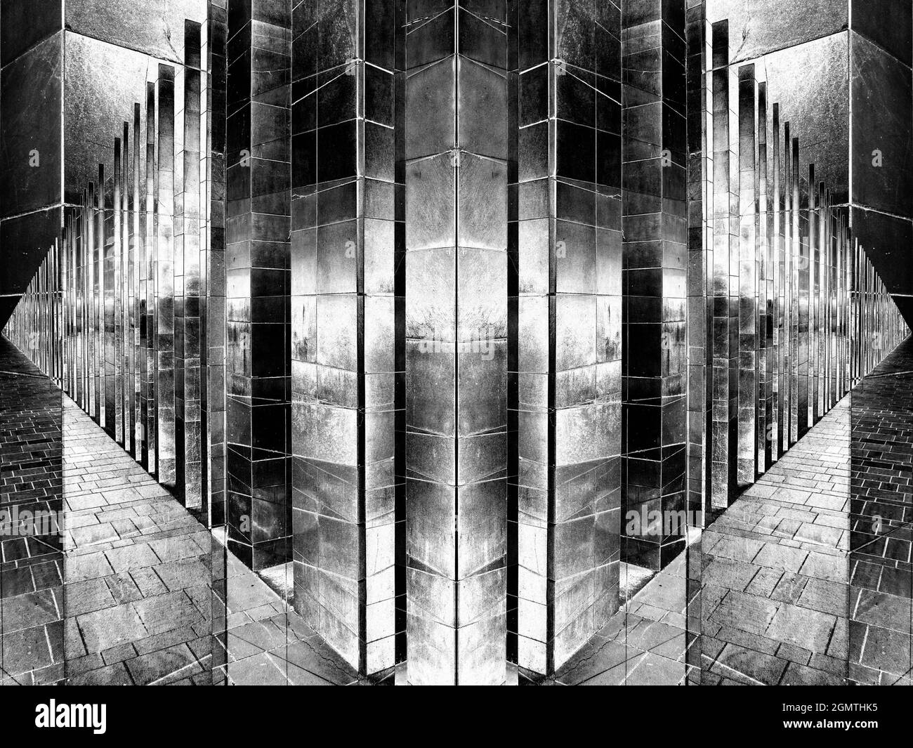 Grafschaft Antrim, Nordirland, Vereinigtes Königreich - 9. Juni 2017 Dies begann als Bild einer geometrischen Wand aus großen schwarzen Steinen in Ulster. Aber Th Stockfoto