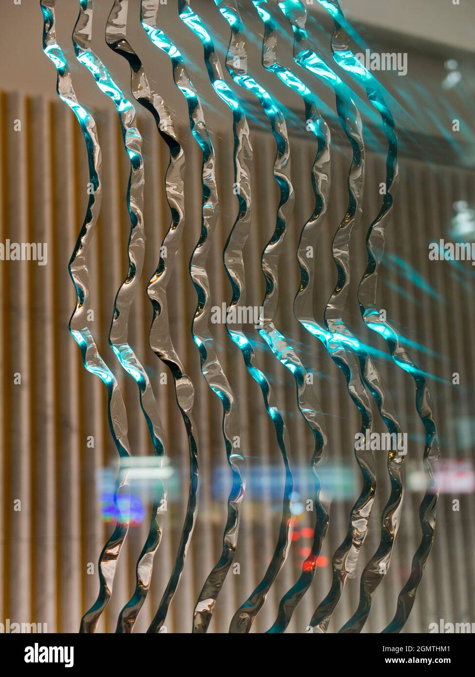 Reflexionen, eingeschriebene Muster und ein teilbeleuchtetes Interieur machen diese faszinierenden abstrakten Muster nachts in einem Londoner Schaufenster aus. Stockfoto