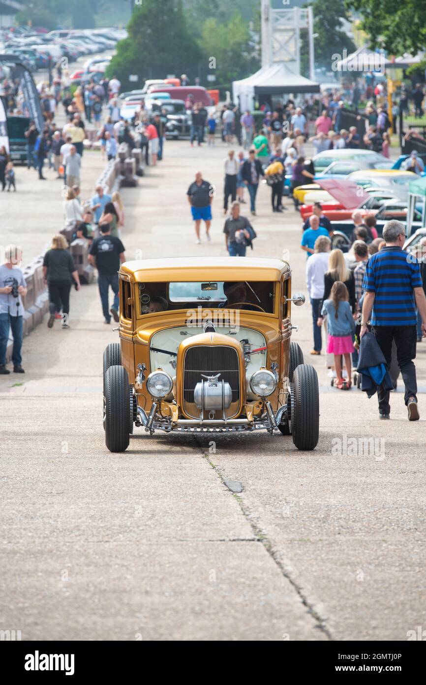 1937 Ford Hot Rod bei Ankunft in Brooklands american Car Day. VEREINIGTES KÖNIGREICH Stockfoto