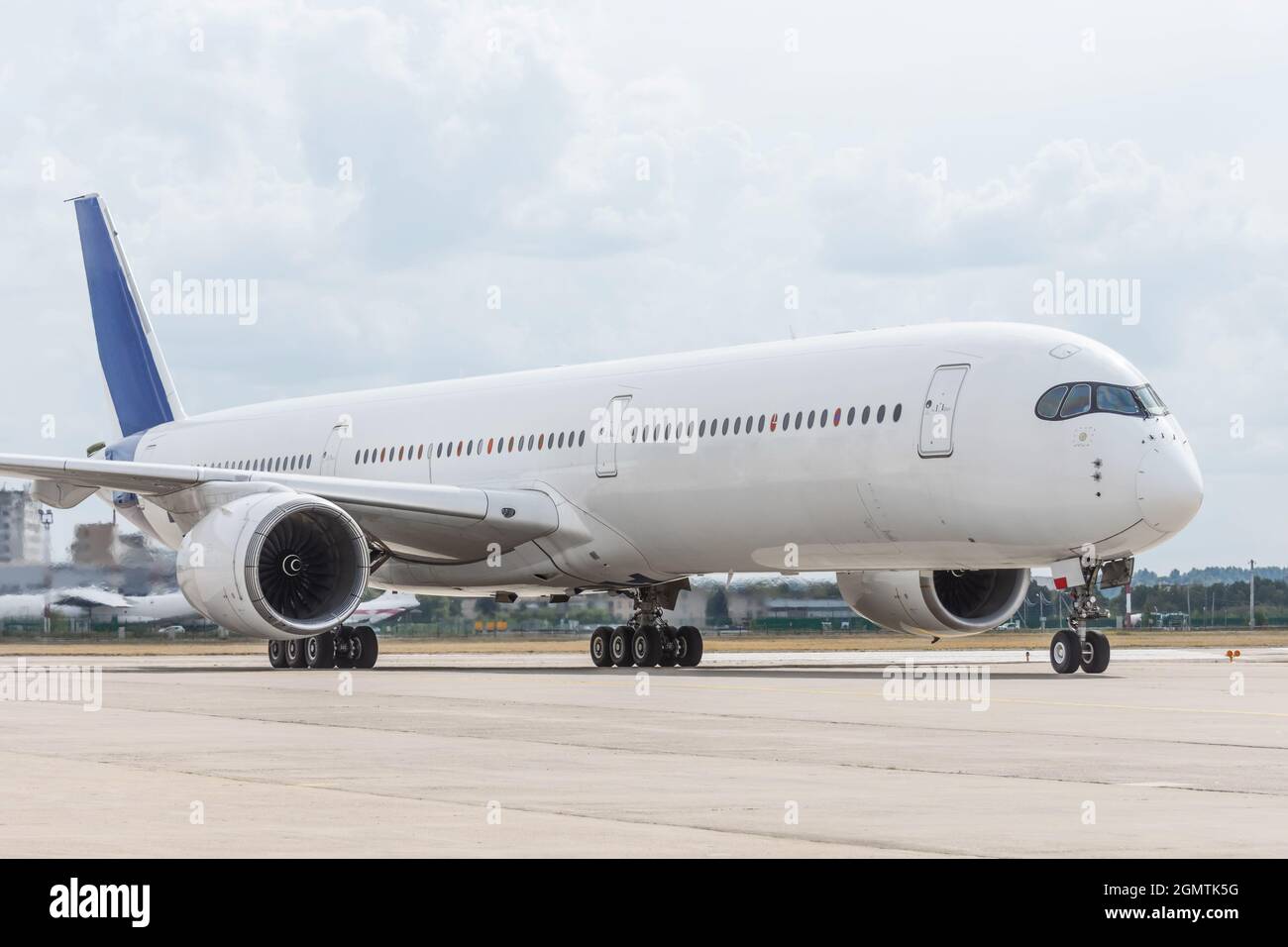 Das Flugzeug rollt nach der Landung am Flughafen auf dem Rollweg Stockfoto