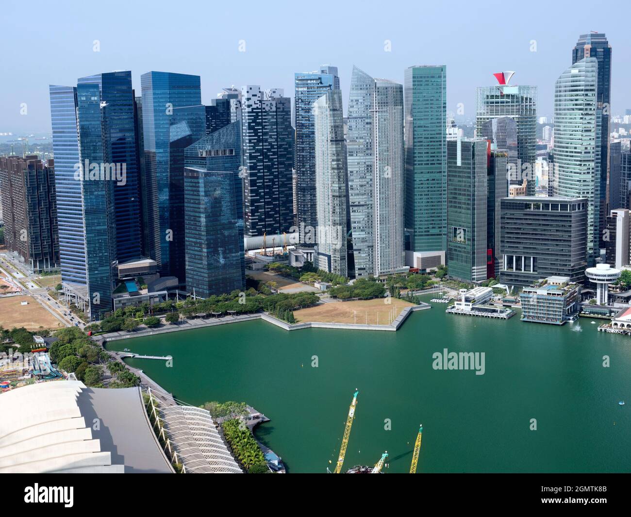 Marina Bay, Singapur - 4,5. März 2019. Von der Uferpromenade der Marina Bay aus können Sie das moderne Stadtzentrum der Stadt sehen. Im Vordergrund ist Stockfoto