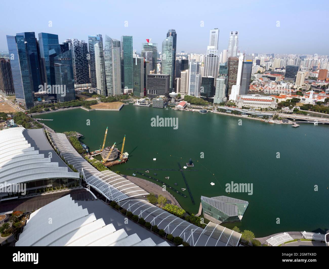 Marina Bay, Singapur - 4,5. März 2019. Von der Uferpromenade der Marina Bay aus können Sie das moderne Stadtzentrum der Stadt sehen. Im Vordergrund ist Stockfoto