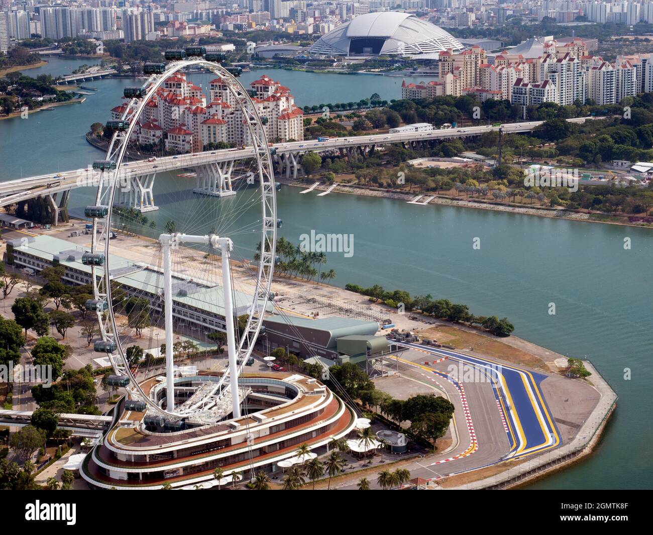 Marina Bay, Singapur - 5. März 2019 der Singapore Flyer wurde 2008 eröffnet und ist ein riesiges Riesenrad in der Innenstadt von Singapur, an der Uferpromenade von Marina Stockfoto