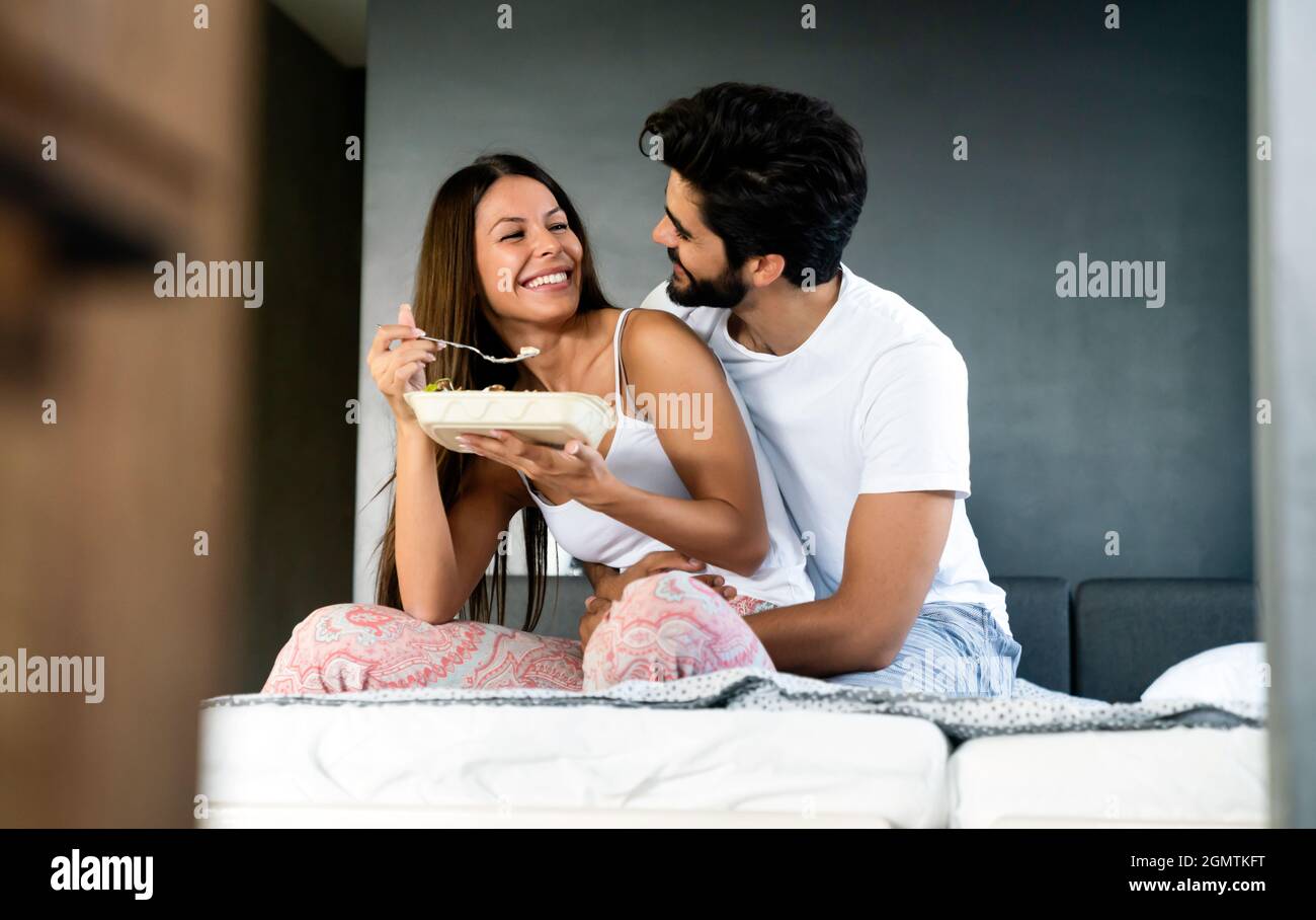 Gesundes Frühstück im Bett. Junge schöne Paar in der Liebe verbringen Zeit zusammen. Guten Morgen. Stockfoto