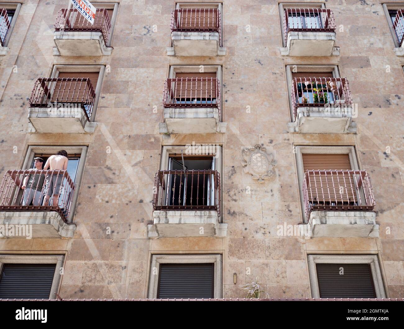 Salamanca, Spanien - 13. April 2017; nur ein weiterer Apartmentblock, aber dieses Mal in der historischen Calle Rœa Mayor im Zentrum der Altstadt. Das wol Stockfoto