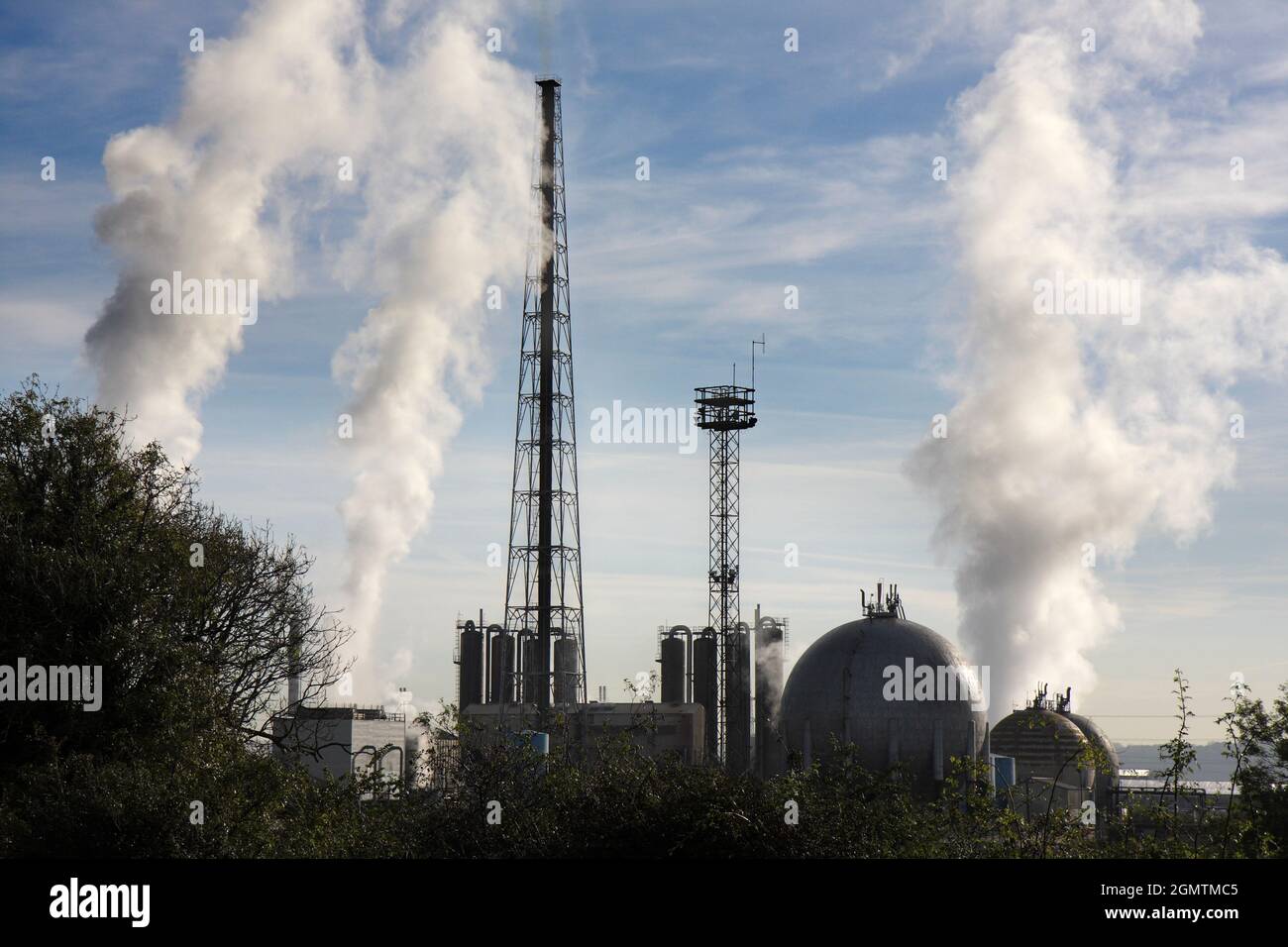 Die Raffinerie Avonmouth ist ein riesiger petrochemischer und energietechnischer Komplex, der den Südwesten Englands bedient und sich in einem Vorort von Bristol, England, befindet Stockfoto