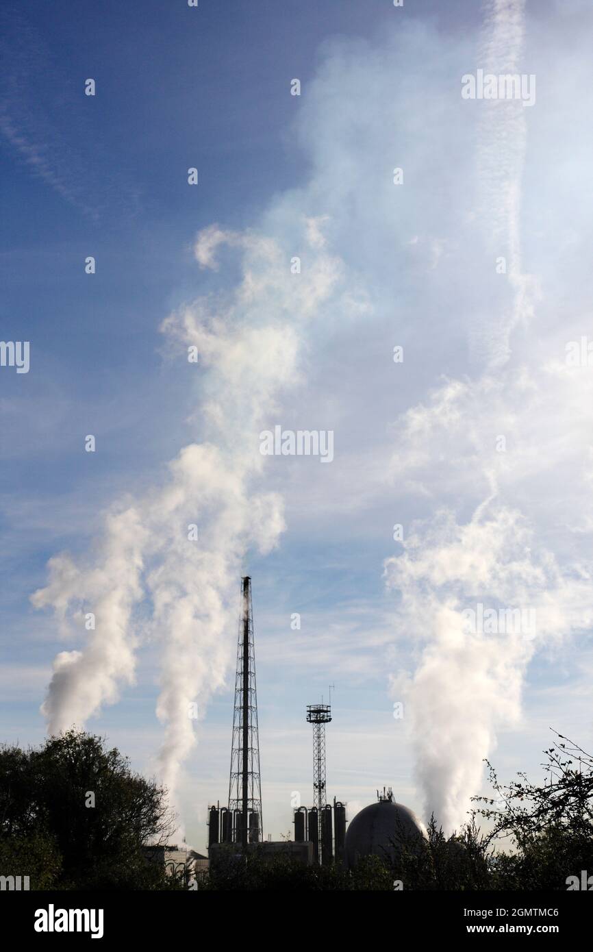 Die Raffinerie Avonmouth ist ein riesiger petrochemischer und energietechnischer Komplex, der den Südwesten Englands bedient und sich in einem Vorort von Bristol, England, befindet Stockfoto