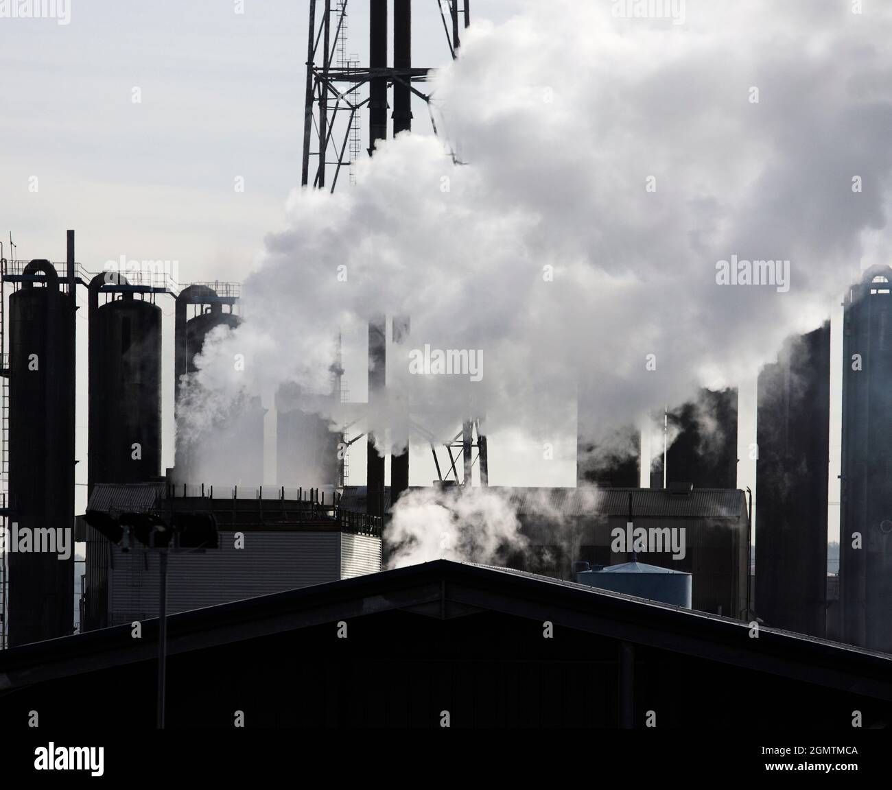 Die Raffinerie Avonmouth ist ein riesiger petrochemischer und energietechnischer Komplex, der den Südwesten Englands bedient und sich in einem Vorort von Bristol, England, befindet Stockfoto