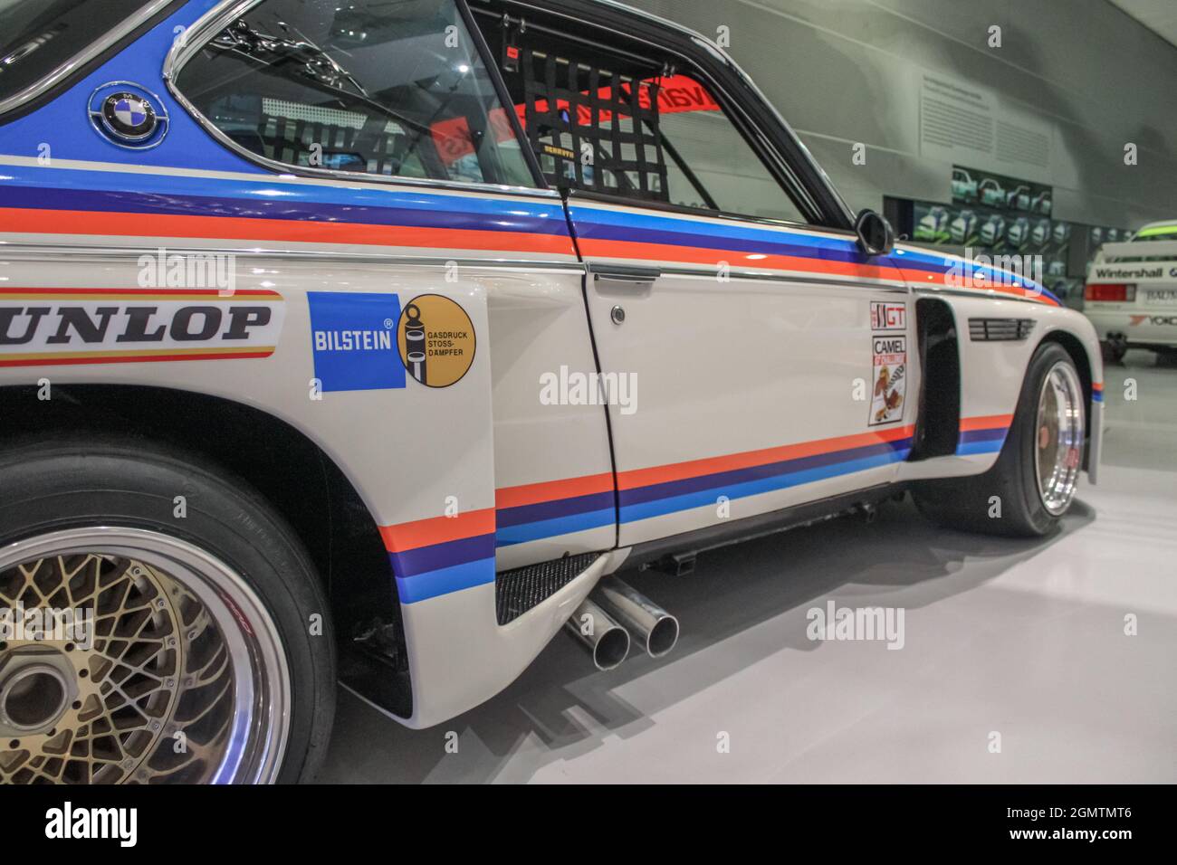 BMW 3.0 CSL Seitenansicht. Nahaufnahme. Das Auto nahm in den frühen 70er Jahren an den Rennen der Gruppe 2 und der European Touring Car Championship Teil. BMW Museum Showroom. G Stockfoto