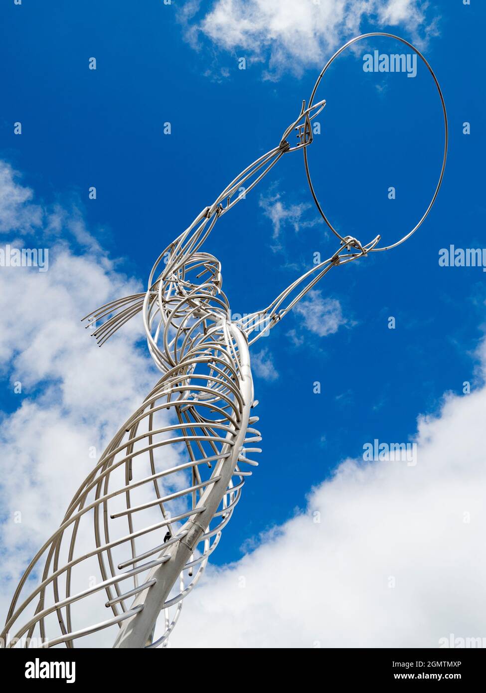 Der Beacon of Hope ist eine öffentliche Kunst-Metallskulptur von Andy Scott, die 2007 auf dem Thanksgiving Square in Belfast errichtet wurde. Wie die meisten öffentlichen Kunstwerke Stockfoto