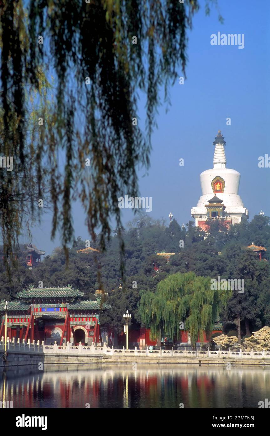Peking China - 12. Mai 1984; der Behai Park ist ein bekannter Ort der Freizeit und Erholung im Nordwesten der Verbotenen Stadt Pekings. Sein See ist parti Stockfoto