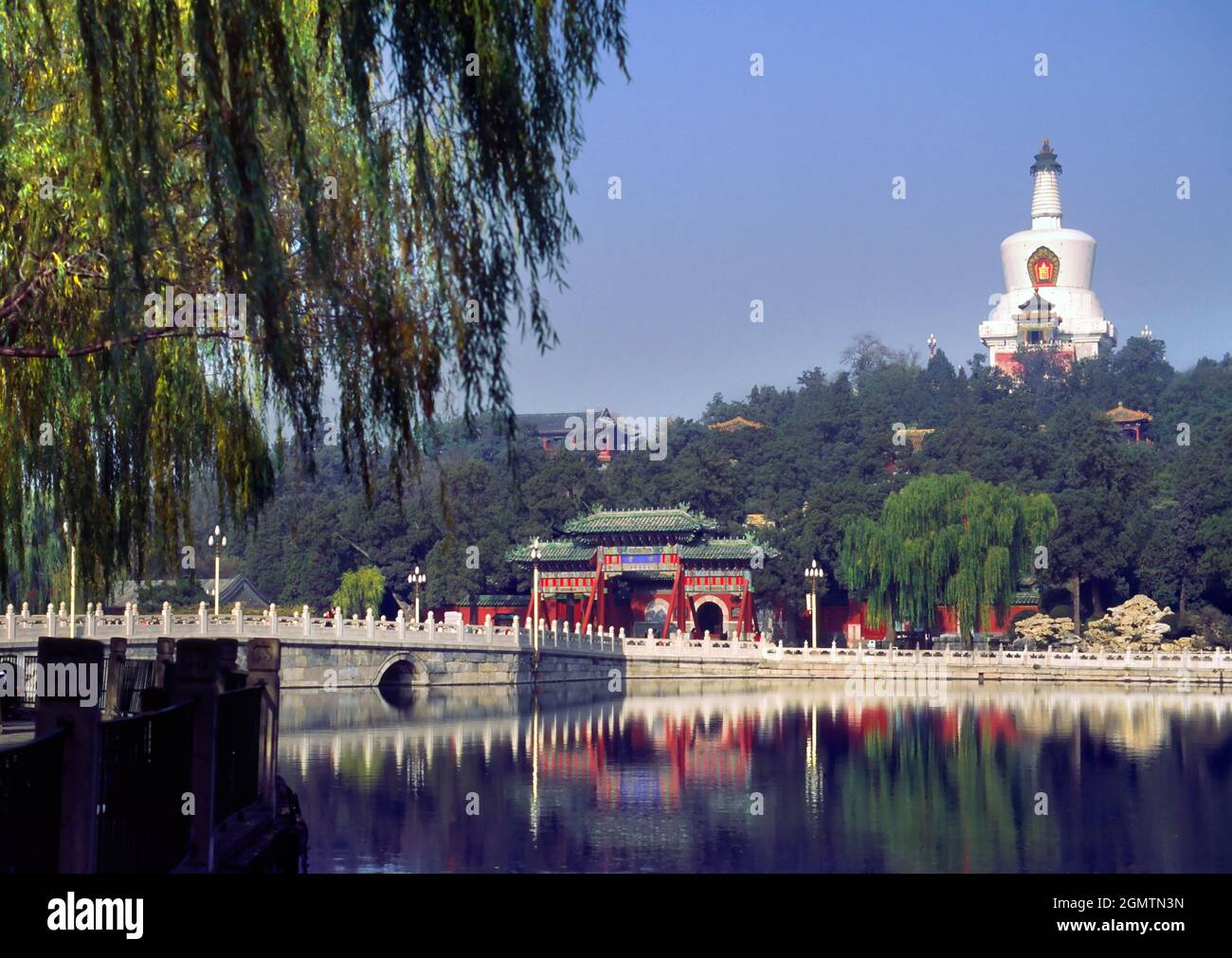 Peking China - 12. Mai 1984 der Behai Park ist ein bekannter Ort der Freizeit und Erholung im Nordwesten der Verbotenen Stadt Pekings. Sein See ist parti Stockfoto
