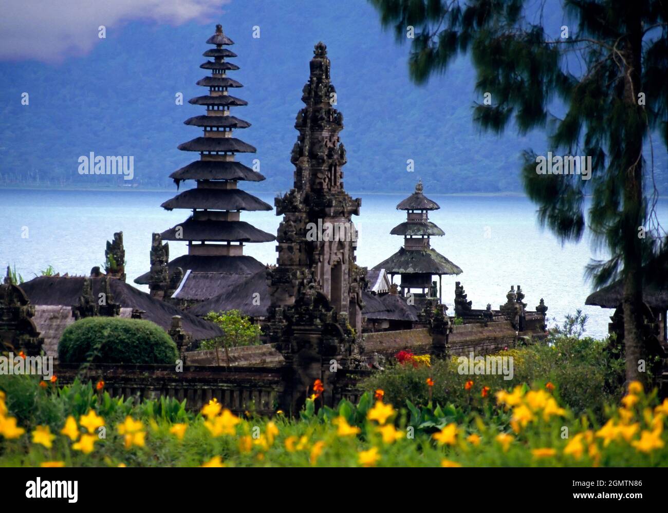 Bedugul ist ein Resort auf einem Bergsee in Bali, das sich in der Mitte-Norden-Region der Insel in der Nähe des Bratan-Sees an der Straße zwischen Denpasar und Sin befindet Stockfoto