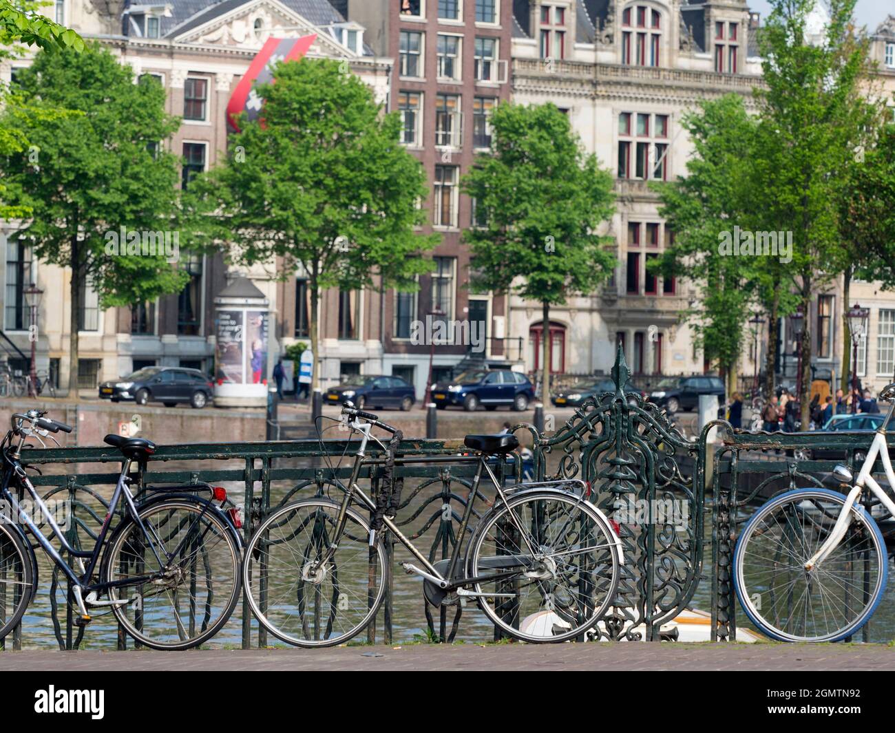 Amsterdam, Niederlande - 28. Mai 2016; Hier sehen wir alle Archetypen von AmsterdamÕs - wunderschöne Kanäle, Giebelhäuser und die allgegenwärtigen Fahrräder. Stockfoto