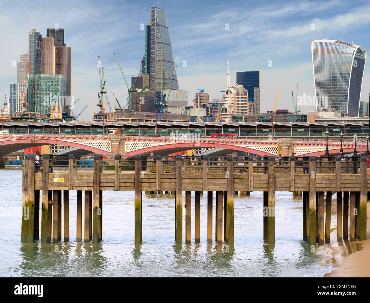 Die City of London ist ein globales Finanzzentrum; ihre Skyline hat sich in den letzten Jahren dramatisch verändert. Die Londoner haben viele der neuen Skys den Spitznamen gegeben Stockfoto