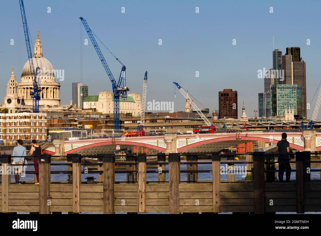 Die City of London ist ein globales Finanzzentrum; ihre Skyline hat sich in den letzten Jahren dramatisch verändert. Die Londoner haben viele der neuen Skys den Spitznamen gegeben Stockfoto