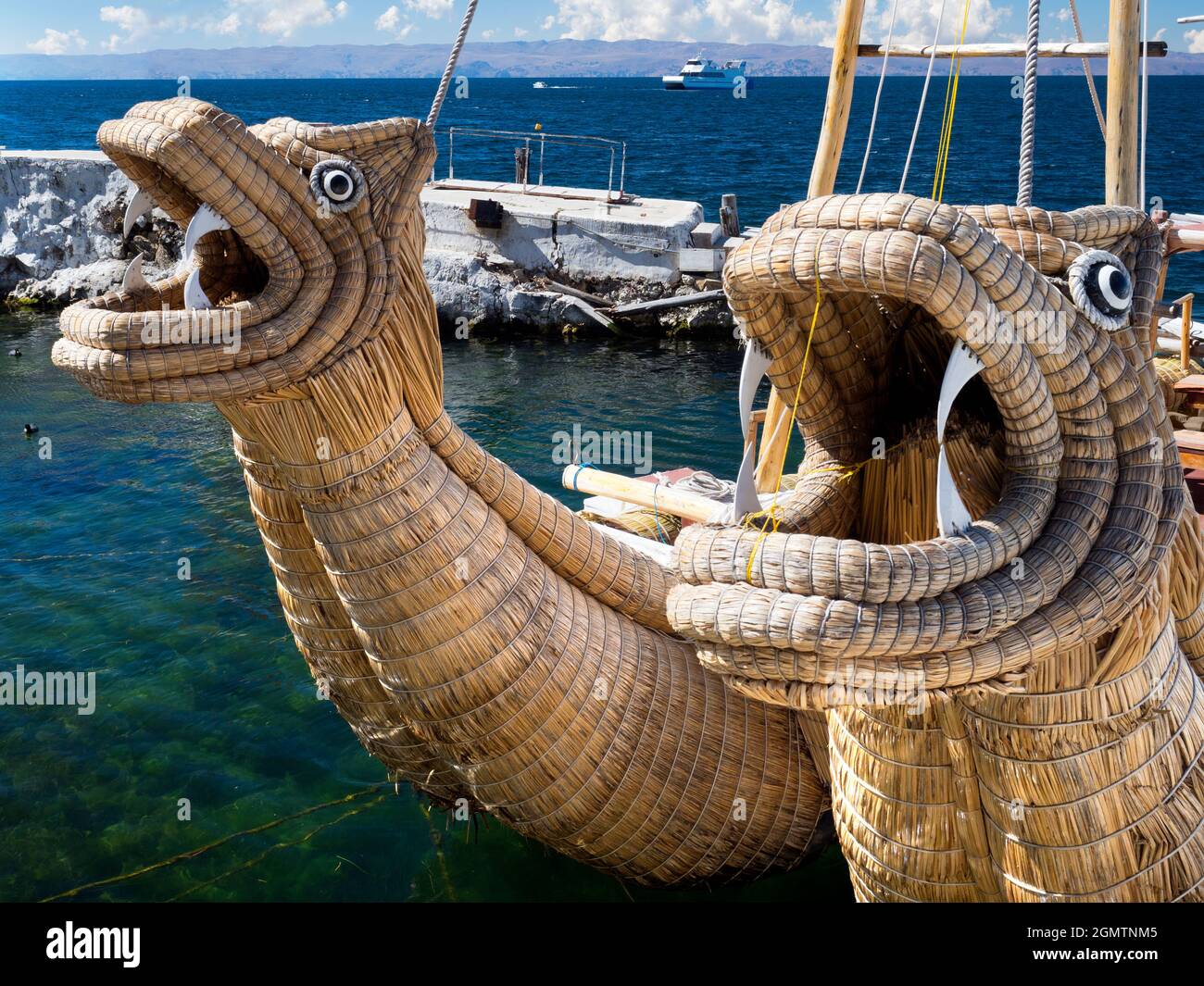 Titicacasee, Peru - 18. Mai 2018 ob Sie es glauben oder nicht, das ist die Art von traditionellem Boot, das Thor Heyerdahl dazu inspirierte, seine berühmte Kon T zu machen Stockfoto