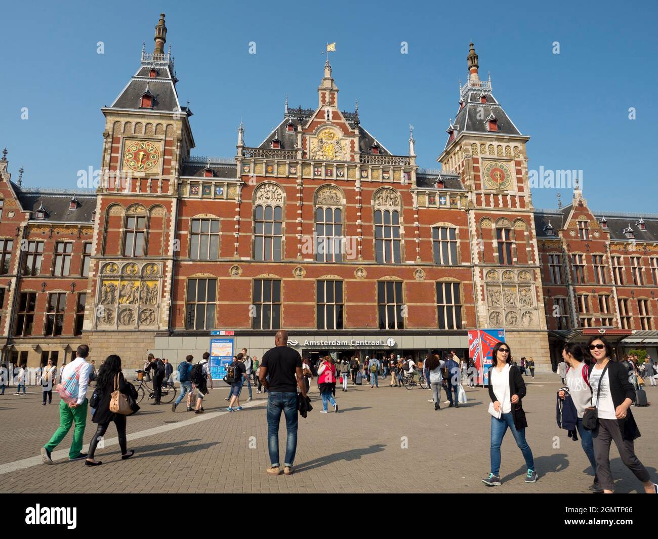 Amsterdam, Niederlande - 27. Mai 2016; Amsterdam ist die niederländische Hauptstadt, berühmt für ihr künstlerisches Erbe, ihr malerisches Kanalsystem und ihr schmal gehaus Stockfoto