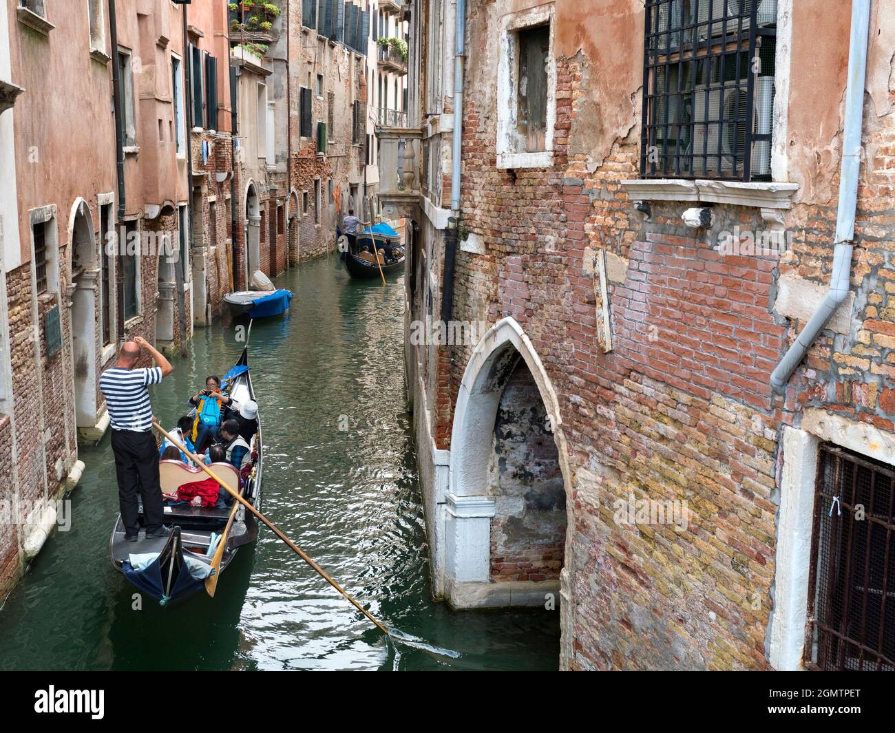 Venedig, Italien - 5. September 2017; Touristen und Gondoliere in Szene gesetzt. Venedig ist eine der großen Städte der Welt, berühmt für seine Kanäle, erhabene Archi Stockfoto