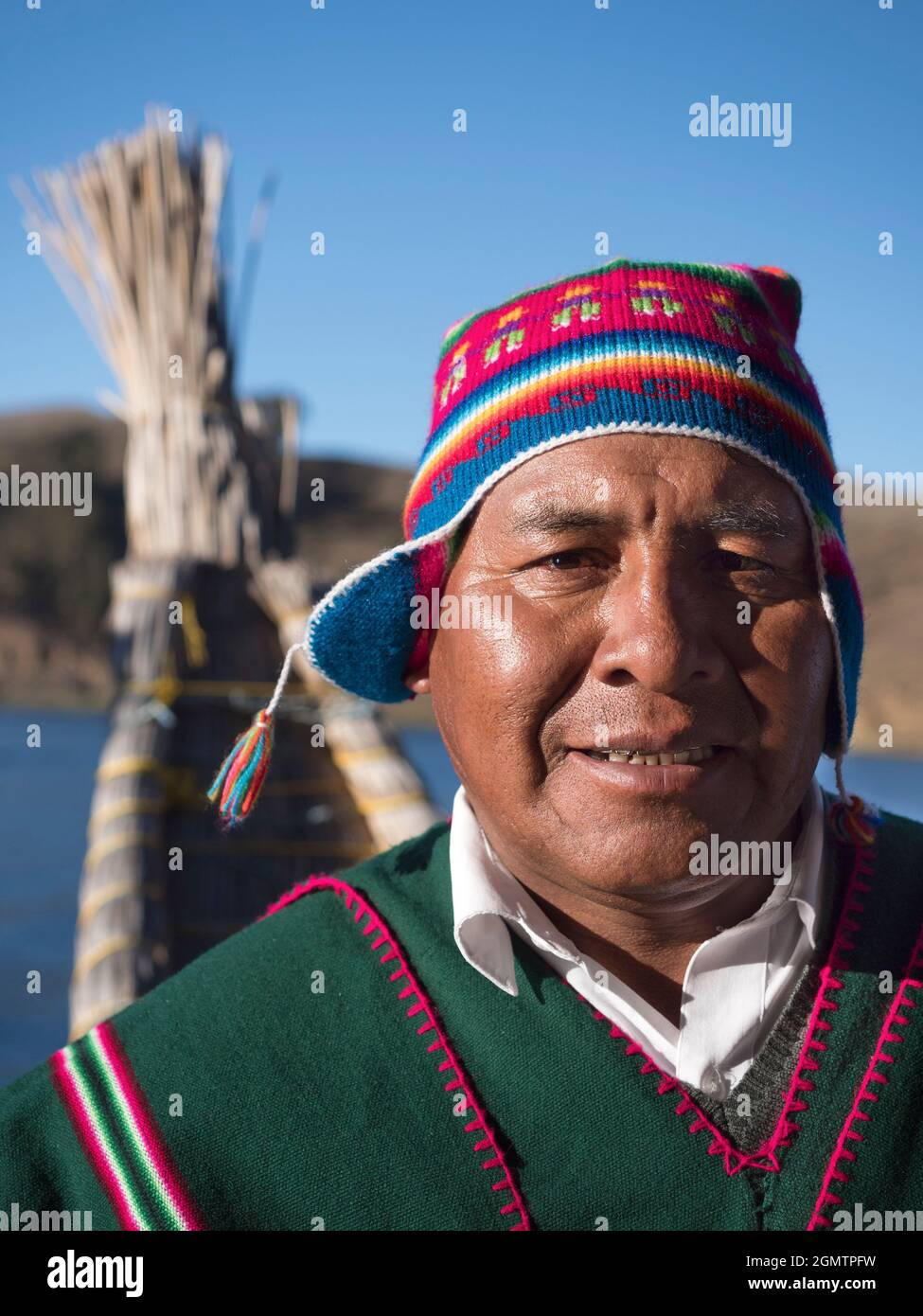 Titicacasee, Peru - 18. Mai 2018 Es ist vielleicht nur ein winziger, mit Schilf gebauter Vergnügungskatamaran, der seinen Handel für Touristen am Titicacasee ausführt, aber jede Schi Stockfoto