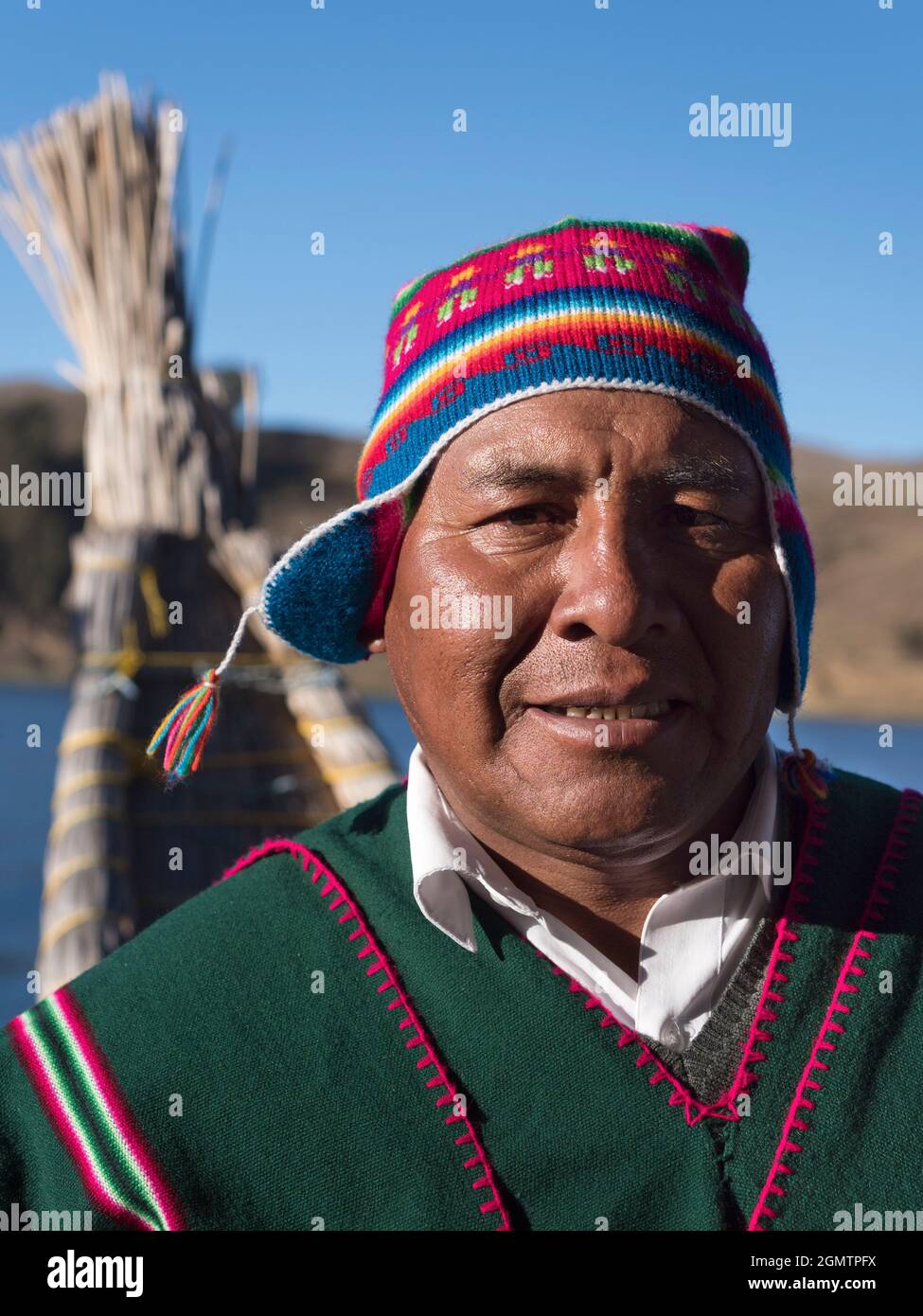 Titicacasee, Peru - 18. Mai 2018 Es ist vielleicht nur ein winziger, mit Schilf gebauter Vergnügungskatamaran, der seinen Handel für Touristen am Titicacasee ausführt, aber jede Schi Stockfoto